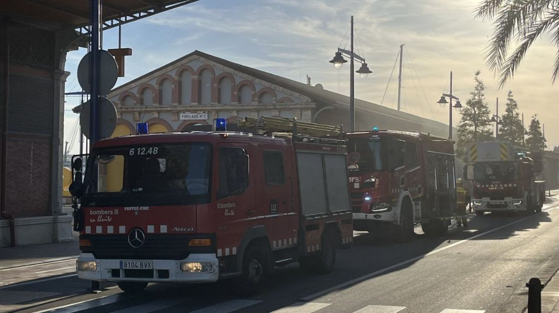 Un incendi al Moll de Costa a Tarragona desfà una exposició sobre l'emergència climàtica
